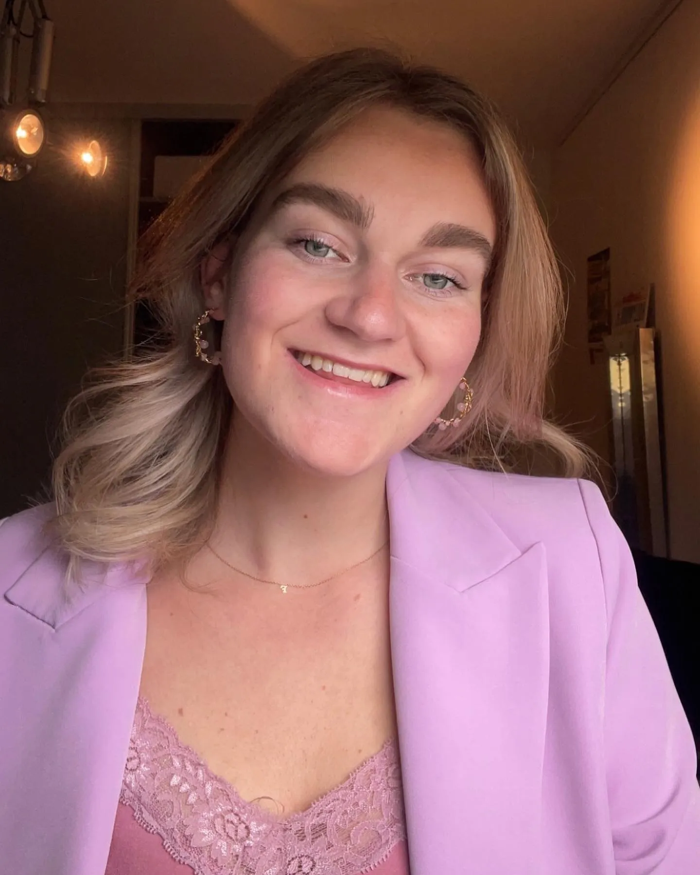 Frederique Frenken lacht in een lila blazer, in warm avondlicht
